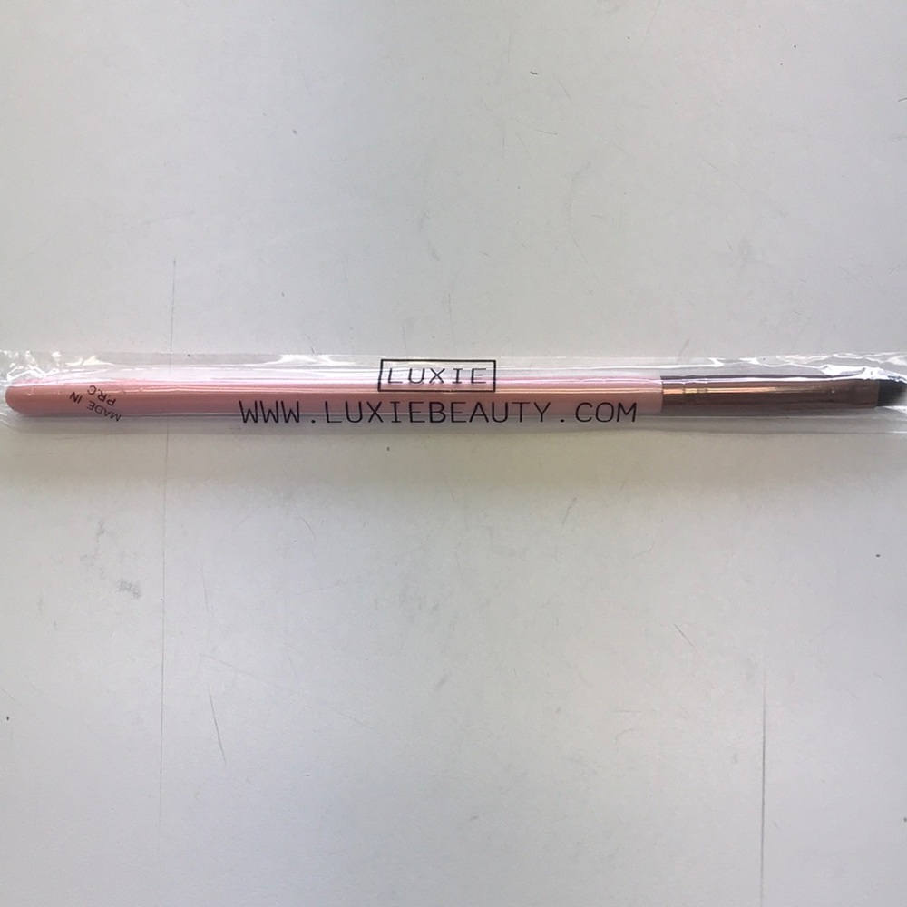 LUXIE Small Angle Brush